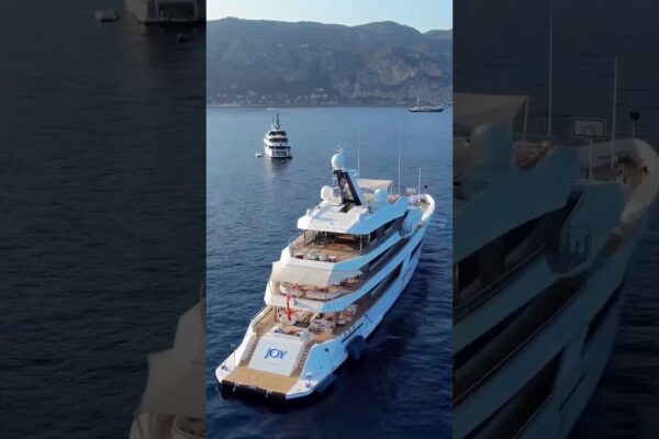 ⚡️ Yachtul de lux al lui Michael Jordan cu cercul său privat de coș de coș pe Riviera franceză! ⚡️