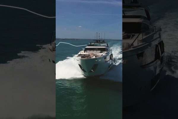 Yachts Flybridge Luxury - Ferretti Yachts 1000 Cruising prin Spectacular Venice - Ferretti Group