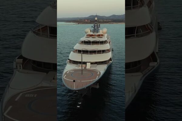 Flying Fox: Cel mai mare iaht pentru Charter