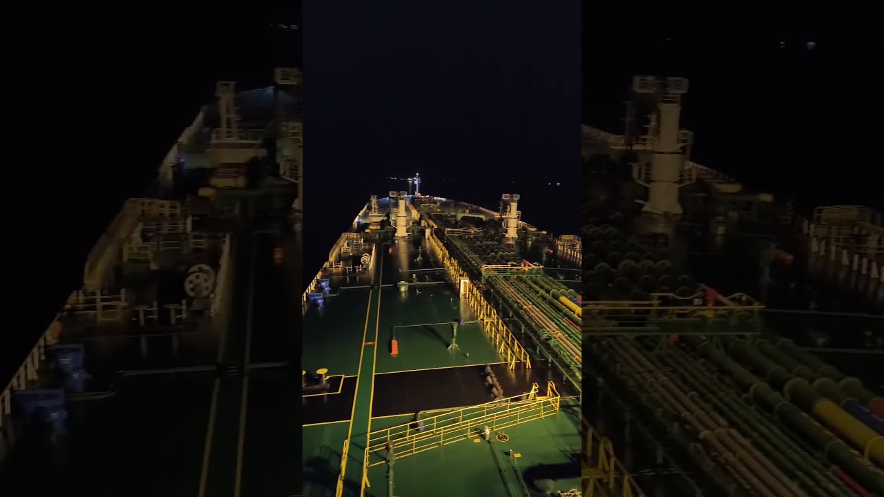 Navigare noaptea #ship #lifeatsea #sailor #sailorLife #shipspotter #shiplife #cargoship #navy