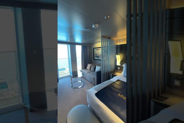 Tur de cameră al frumosului Yacht Club Suite Deluxe pe MSC World America! Această cameră vine cu mulți