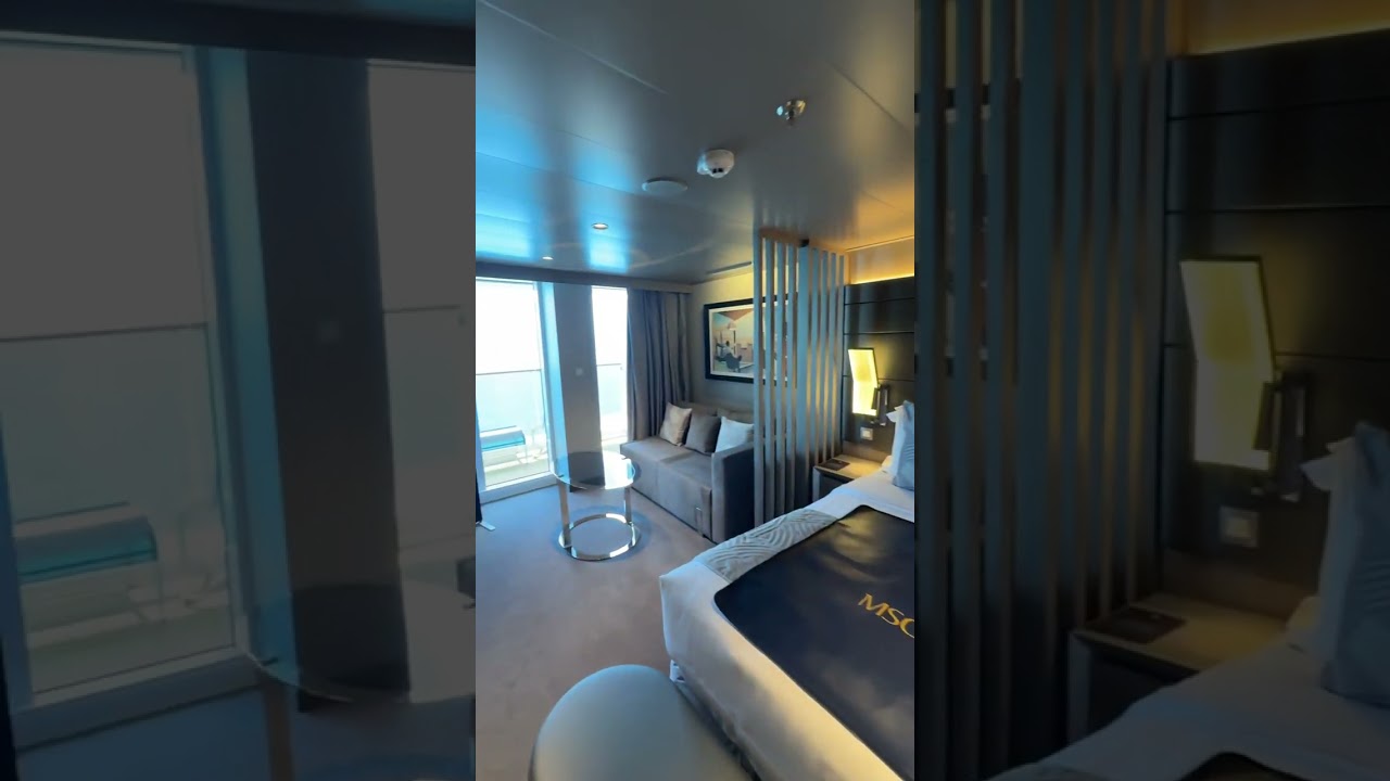 Tur de cameră al frumosului Yacht Club Suite Deluxe pe MSC World America! Această cameră vine cu mulți