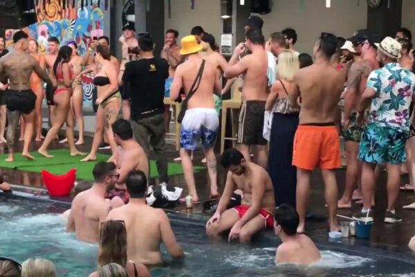 Petrecerea Ibiza Pool - Insula Phi Phi