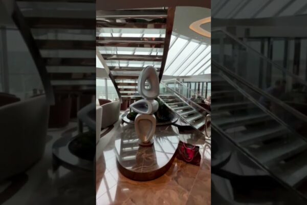 Yacht Club MSC Seashore Top Sail Lounge E Restaurante. #pantaloni scurţi