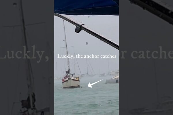Uraganul Idalia este aici !! O barcă care se mătura de vânturile puternice. #Shorts #sailinghorus