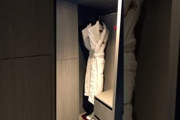 MSC Yacht Club Suite Onboard MSC MSC LEASHORE - Cameră de rochii și dormitor