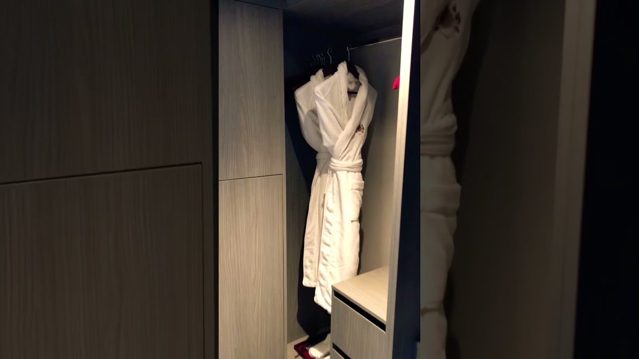 MSC Yacht Club Suite Onboard MSC MSC LEASHORE - Cameră de rochii și dormitor