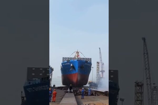 Landing Big Ship la Seaside #YachtLife #yachtworld #superyacht #bigship #Landing #litoral #scurt #lux