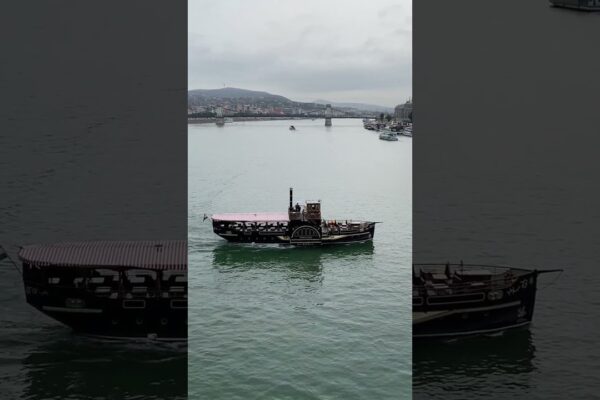 Frumoasă croazieră cu feribotul pe râul Dunăre la Budapesta, Ungaria