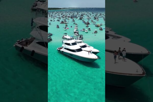 Yachts viking 92 '& 72' și un invincibil în Destin #crabisland #destin #yacht #Vikingyacht #Girls