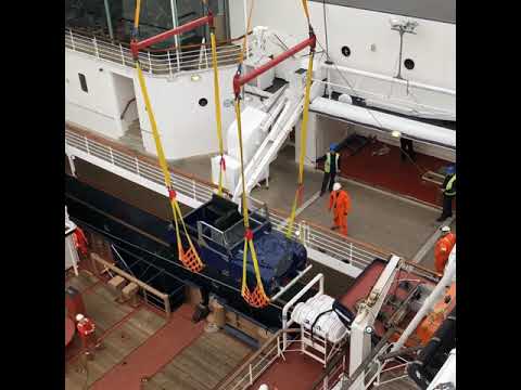 Craning Land Rover pe Yacht Regal Britannia.