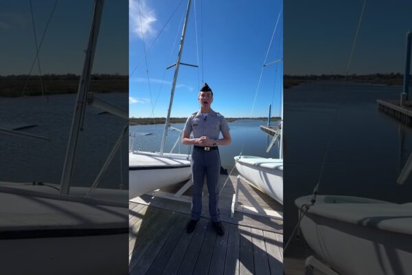 Cadet Boone Morgan își împărtășește experiențele cu Clubul de navigație al Citadelului