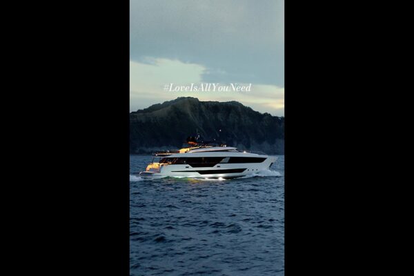 Yacht de lux - #LoveisallyOuneed la bordul Ferretti Yachts - Ferretti Group