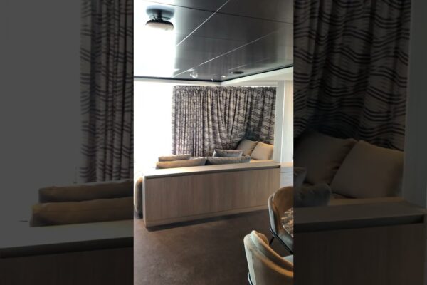 MSC Yacht Club Suite On Board MSC Seashore - Intrare și sufragerie cu fereastră panoramică