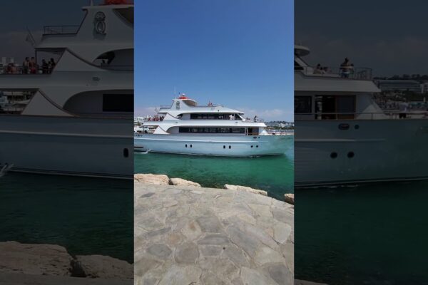 Una dintre bărcile care navighează din portul Ayia Napa - un loc de relaxare atât de minunat