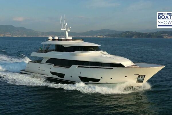 [ENG] Ferretti Custom Line Navetta 28- Yacht Tour - The Boat Show