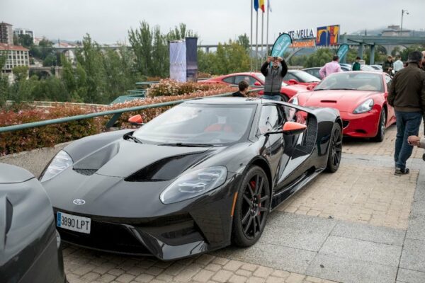 Expoziție de mașini înalte la centrul comercial Ponte Vella