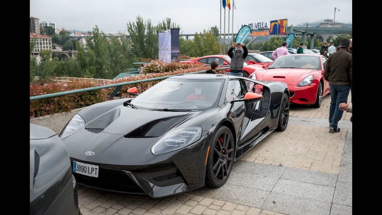 Expoziție de mașini înalte la centrul comercial Ponte Vella