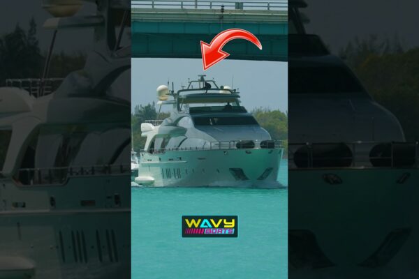 Echipajul de iaht se grăbește spre antena inferioară pentru a șterge podul de transport | Bărci ondulate