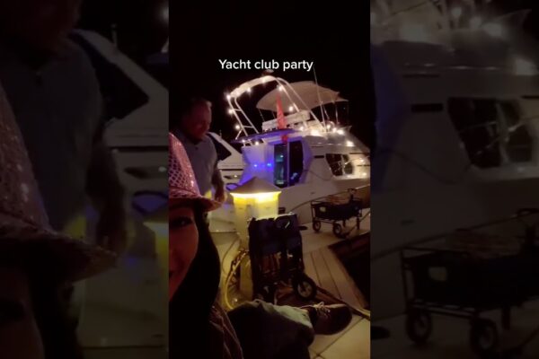 Distracție pe timp de noapte la o petrecere a clubului de iahturi cu muzică live #yachtclubparty #livemusic #nightlife