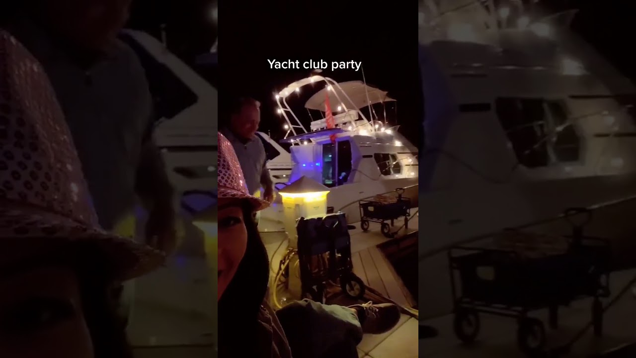 Distracție pe timp de noapte la o petrecere a clubului de iahturi cu muzică live #yachtclubparty #livemusic #nightlife