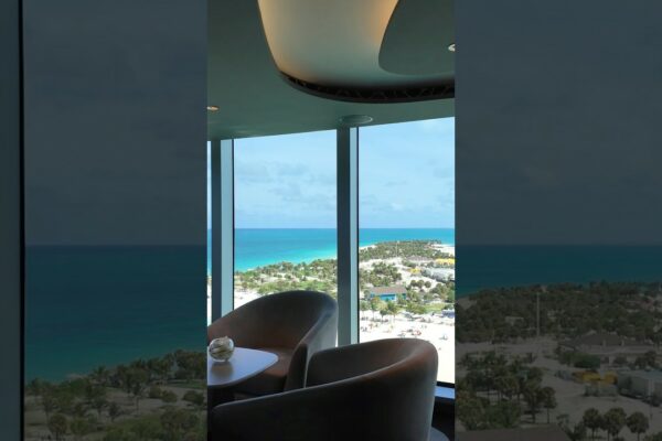 Prânz cu vedere la apă albastră | MSC Yacht Club Restaurant #MSC #MSCCRUISES #MSCYACHTCLUB #SHORTS