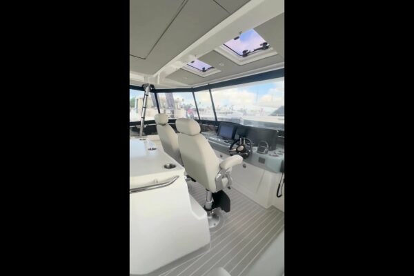 Noul design flybridge pe iahtul Aquila 50