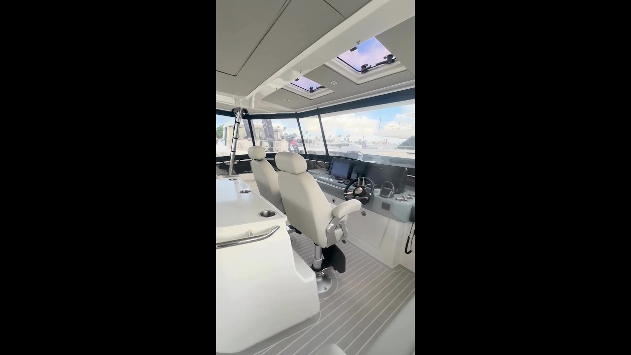 Noul design flybridge pe iahtul Aquila 50