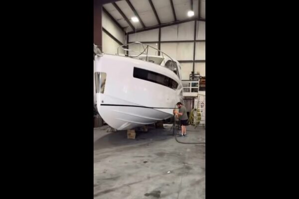 Hull Pro Prop pe un 43 'Je Deachue la Ozarar Yachch Club