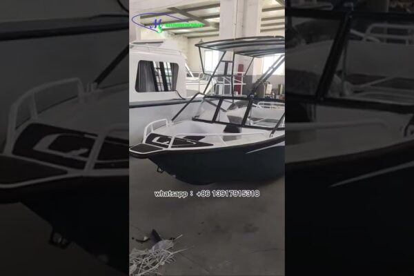 Barca de pescuit cu aliaj de aluminiu pentru a ademeni barca. Echipat cu un rezervor de apă vie pentru pescuit.