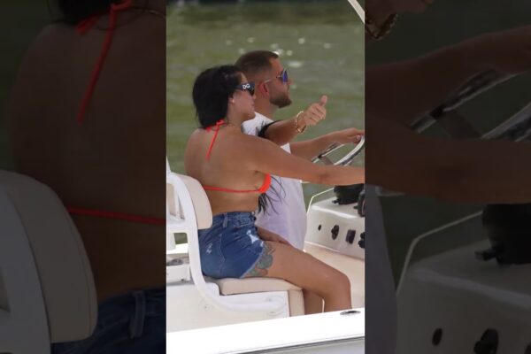 🏖️📸 Marinari sărutați de soare: doamnele cochete din Miami îmbrățișează bărci cu bărci glam! 🌊🌞