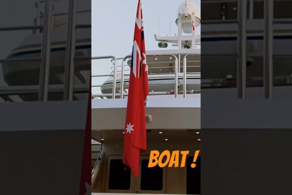 Dincolo de Capricorn Hugh Boat Saint Tropez 🇲🇫