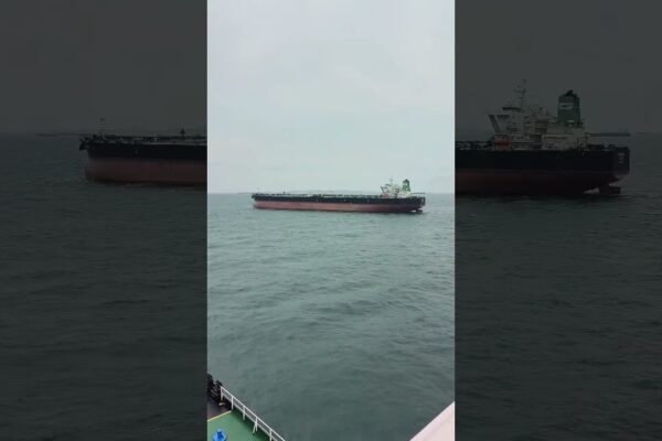 Nave de cisternă uriașă pe vreme aspră ⚓🚢 #Ship #Sailor #MarinerShots #Navy #Ocean #Pakistanisailor