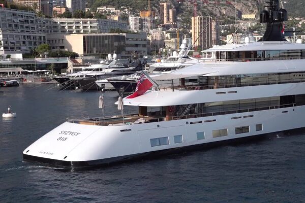 NOU Motor Yacht Pi