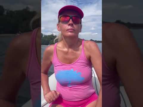 Un marinar care se ridică spre țărm într -o dimineață din iulie 2023 #sailing #rowing #españa #bayona #dinghy #summer