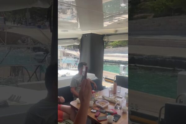 Petrecere de neuitat pe un catamaran: navigarea Croației cu yachting de alită