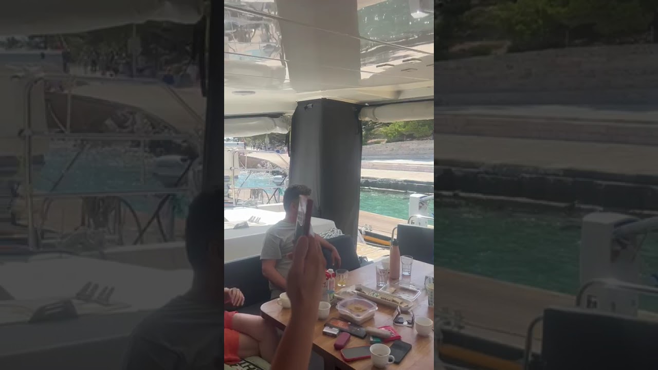 Petrecere de neuitat pe un catamaran: navigarea Croației cu yachting de alită