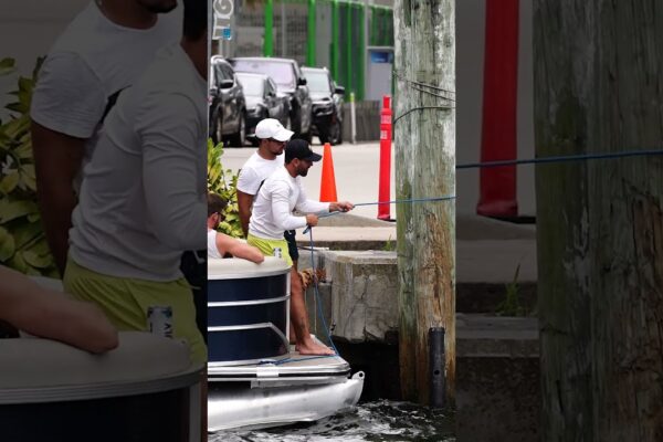 Frustrat! Marinarii se luptă cu un nod pe site -ul de andocare neautorizat din Miami!