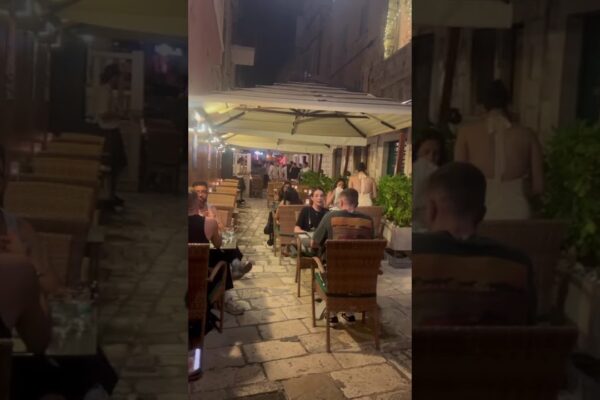 Hvar noaptea: mese, cocktail -uri și vibrații de coastă cu yachting alită