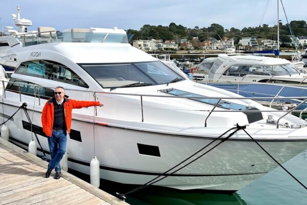 400.000 de lire sterline pentru iahturi: 2015 Fairline Squadron 42