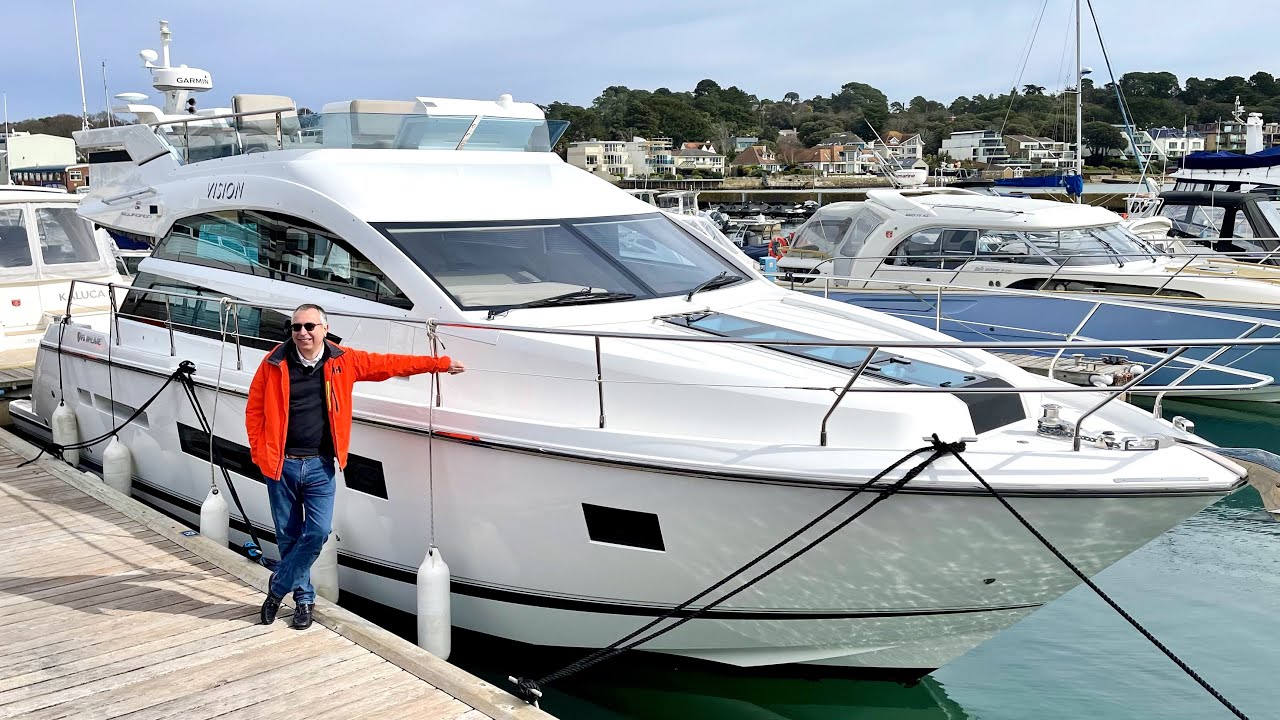 400.000 de lire sterline pentru iahturi: 2015 Fairline Squadron 42