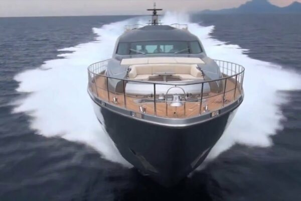 Yacht cu motor de lux - Pershing 108