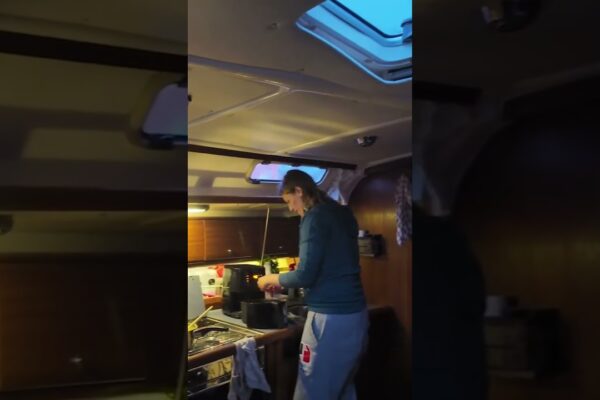 Barcă cu pânze Stinky Eye: Charter Crew blochează pasajul feribotului!