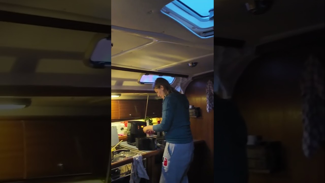 Barcă cu pânze Stinky Eye: Charter Crew blochează pasajul feribotului!