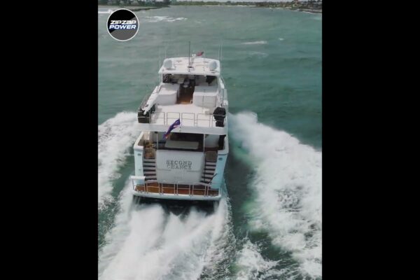 Pacific Mariner Yacht în dur la Palm Beach