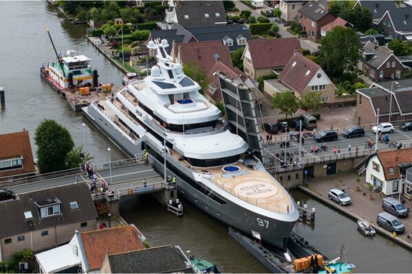 Valorile de 79,5m/ 261ft a părăsit Aalsmeer pentru Rotterdam astăzi