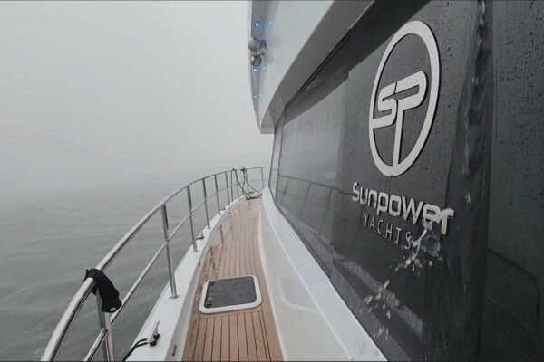 SunPower Yachts 44 | Un iaht electric solar revoluționar care sfidează toate șansele într -o furtună