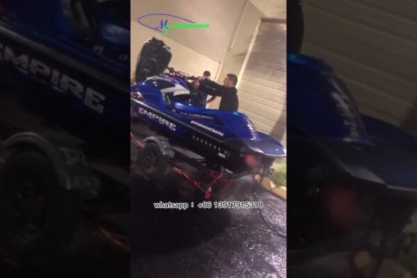 Acest jet ski pare că respiră foc. | MS Shipbuilding