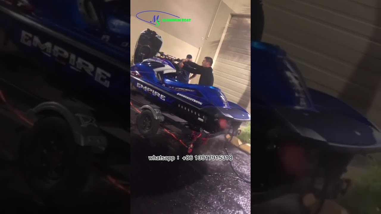 Acest jet ski pare că respiră foc. | MS Shipbuilding