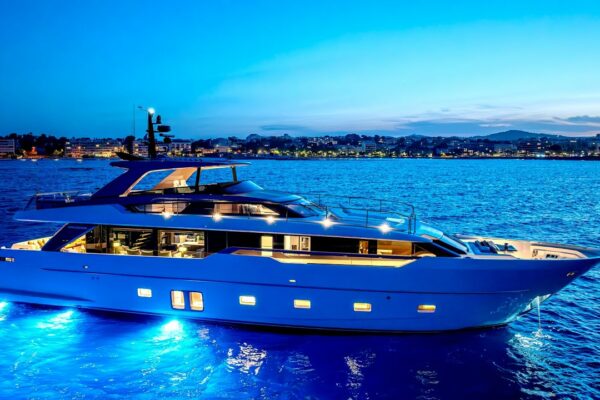 Tur de superyacht de 10 milioane de euro: Sanlorenzo SL96A